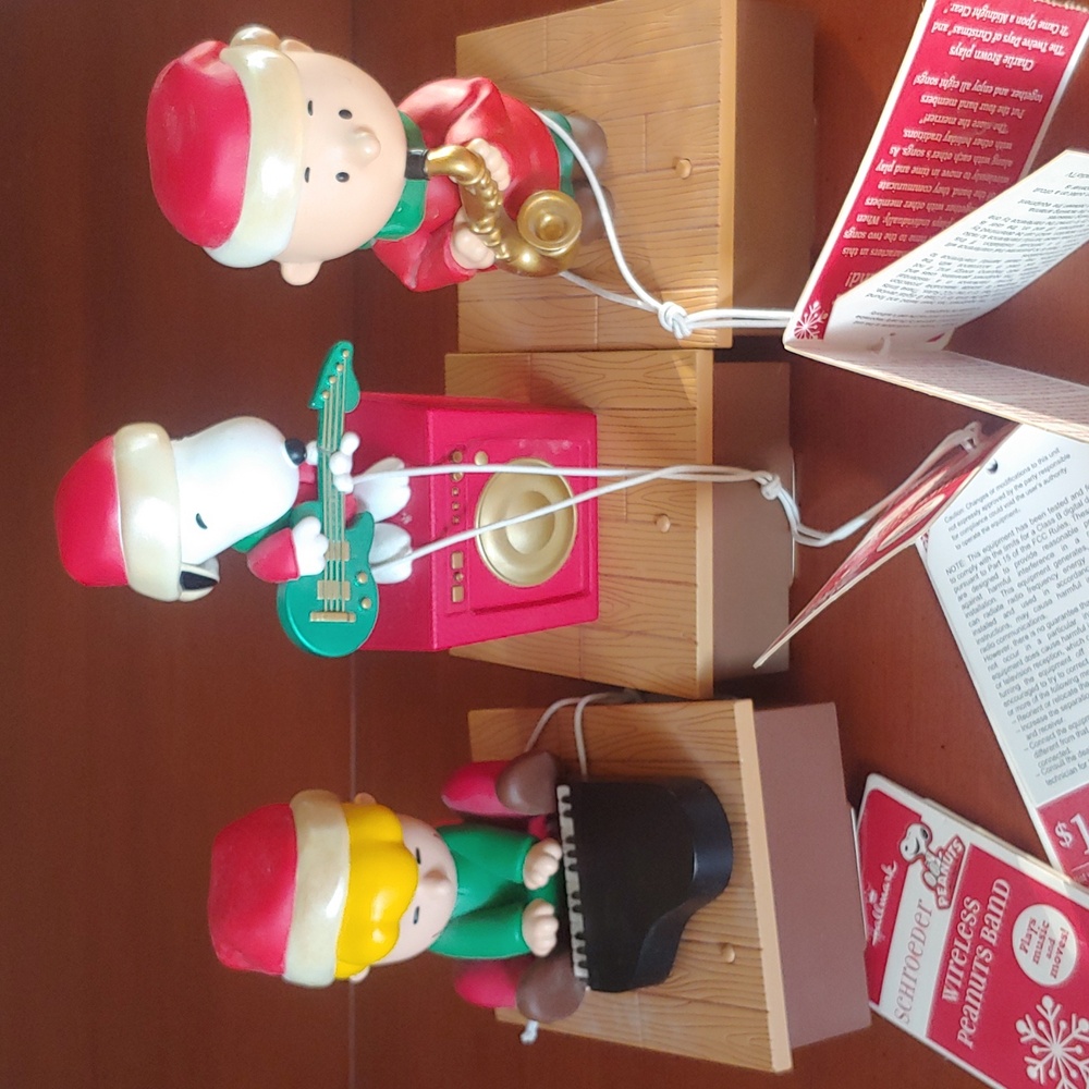 Hallmark Peanuts Wireless  Christmas Band, Schroeder, Snoopy, & Charlie Brown